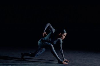 Movie still from “METTE - Mama’s Eyes” (2023), directed by Camille Summers-Valli – Wide shot, Low angle