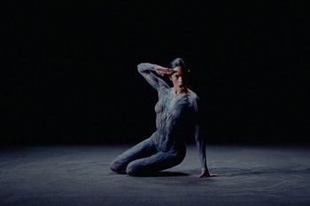 Movie still from “METTE - Mama’s Eyes” (2023), directed by Camille Summers-Valli – Wide shot, Low angle