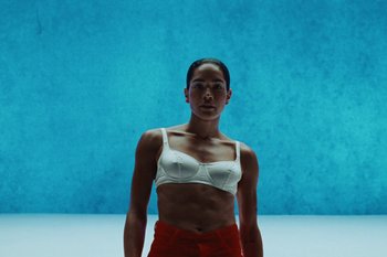 Movie still from “METTE - Mama’s Eyes” (2023), directed by Camille Summers-Valli – Medium shot, Low angle