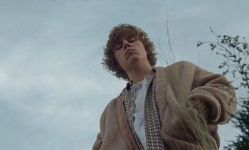 Movie still from “The Kid LAROI - …Growing Up” (2023), directed by Ramez Silyan – Medium shot, Low angle