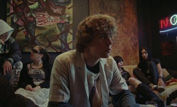 Movie still from “The Kid LAROI - …Growing Up” (2023), directed by Ramez Silyan – Medium shot, Over the shoulder angle