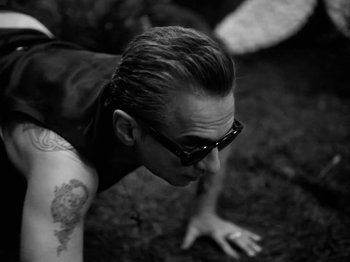 Movie still from “Depeche Mode - Ghosts Again” (2023), directed by Anton Corbijn – Medium shot, High angle
