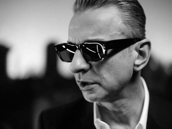 Movie still from “Depeche Mode - Ghosts Again” (2023), directed by Anton Corbijn – Close Up shot, Low angle