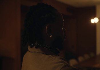 Movie still from “Kendrick Lamar - Rich Spirit” (2022), directed by Calmatic – Close Up shot, Over the shoulder angle