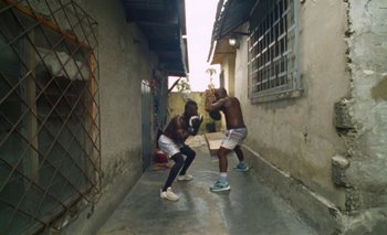Movie still from “Oko Ebombo - Nalingi Yo” (2022), directed by Frank Lebon – Wide shot, Low angle