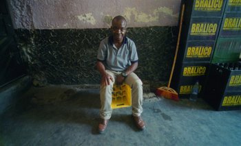 Movie still from “Oko Ebombo - Nalingi Yo” (2022), directed by Frank Lebon – Wide shot, High angle