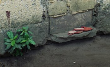 Movie still from “Oko Ebombo - Nalingi Yo” (2022), directed by Frank Lebon – Wide shot, Overhead angle