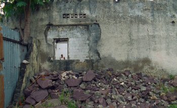 Movie still from “Oko Ebombo - Nalingi Yo” (2022), directed by Frank Lebon – Extreme Wide shot, High angle