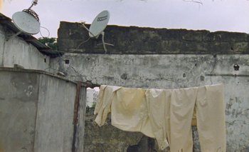 Movie still from “Oko Ebombo - Nalingi Yo” (2022), directed by Frank Lebon – Wide shot, Low angle