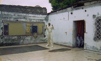 Movie still from “Oko Ebombo - Nalingi Yo” (2022), directed by Frank Lebon – Wide shot, Low angle