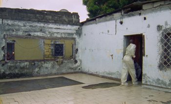 Movie still from “Oko Ebombo - Nalingi Yo” (2022), directed by Frank Lebon – Wide shot, High angle