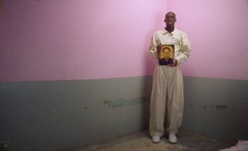 Movie still from “Oko Ebombo - Nalingi Yo” (2022), directed by Frank Lebon – Medium shot, Low angle