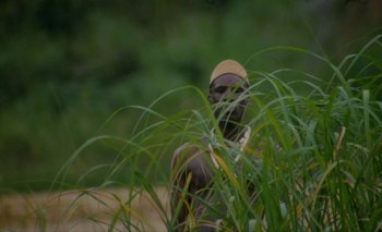Movie still from “Oko Ebombo - Nalingi Yo” (2022), directed by Frank Lebon – Medium shot, Over the shoulder angle