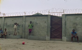 Movie still from “Oko Ebombo - Nalingi Yo” (2022), directed by Frank Lebon – Extreme Wide shot, Low angle