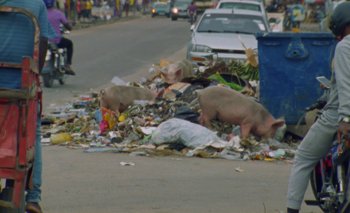 Movie still from “Oko Ebombo - Nalingi Yo” (2022), directed by Frank Lebon – Wide shot, High angle