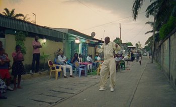Movie still from “Oko Ebombo - Nalingi Yo” (2022), directed by Frank Lebon – Wide shot, Low angle