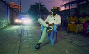 Movie still from “Oko Ebombo - Nalingi Yo” (2022), directed by Frank Lebon – Wide shot, Low angle