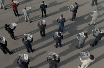 Movie still from “MorMor - Far Apart” (2022), directed by Camille Summers-Valli – Extreme Wide shot, High angle