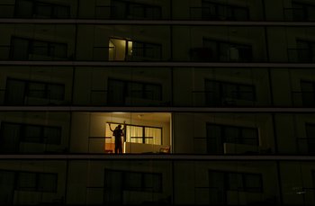 Movie still from “MorMor - Far Apart” (2022), directed by Camille Summers-Valli – Extreme Wide shot, High angle