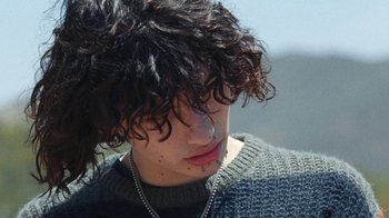 Movie still from “Glaive - Minnesota” (2022), directed by Ramez Silyan – Close Up shot, High angle