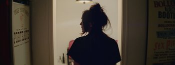 Movie still from “Jesse Jo Stark - So Bad” (2022), directed by Ramez Silyan – Close Up shot, Over the shoulder angle