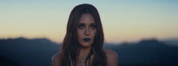 Movie still from “Jesse Jo Stark - So Bad” (2022), directed by Ramez Silyan – Close Up shot, High angle