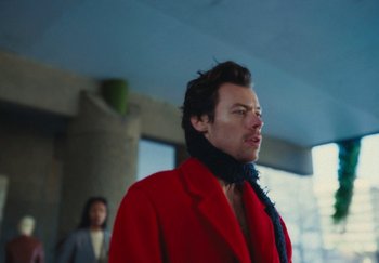 Movie still from “Harry Styles - As It Was” (2022), directed by Tanu Muiño – Close Up shot, Over the shoulder angle