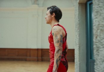 Movie still from “Harry Styles - As It Was” (2022), directed by Tanu Muiño – Medium shot, Low angle