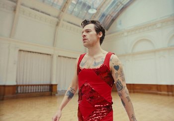 Movie still from “Harry Styles - As It Was” (2022), directed by Tanu Muiño – Medium shot, Low angle