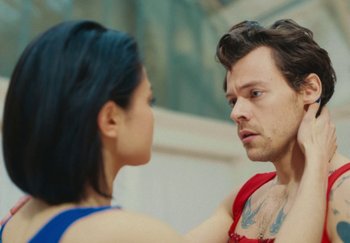 Movie still from “Harry Styles - As It Was” (2022), directed by Tanu Muiño – Close Up shot, Over the shoulder angle