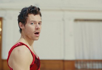 Movie still from “Harry Styles - As It Was” (2022), directed by Tanu Muiño – Close Up shot, Over the shoulder angle