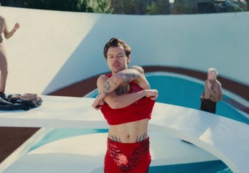 Movie still from “Harry Styles - As It Was” (2022), directed by Tanu Muiño – Medium shot, Overhead angle