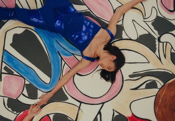 Movie still from “Harry Styles - As It Was” (2022), directed by Tanu Muiño – Medium shot, Overhead angle