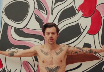 Movie still from “Harry Styles - As It Was” (2022), directed by Tanu Muiño – Medium shot, Overhead angle
