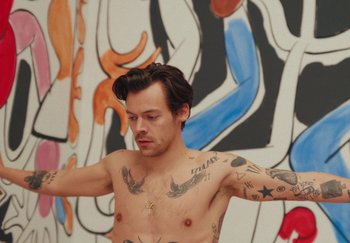 Movie still from “Harry Styles - As It Was” (2022), directed by Tanu Muiño – Medium shot, High angle