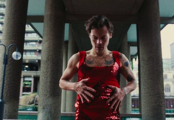 Movie still from “Harry Styles - As It Was” (2022), directed by Tanu Muiño – Medium shot, Overhead angle
