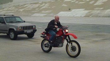 Movie still from “Pendant - Static Dream” (2022), directed by Ramez Silyan – Wide shot, High angle