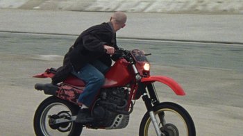 Movie still from “Pendant - Static Dream” (2022), directed by Ramez Silyan – Wide shot, High angle