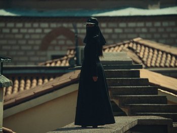 Movie still from “Marina Satti - Yiati Pouli M” (2022), directed by Alexis Gómez – Wide shot, Low angle