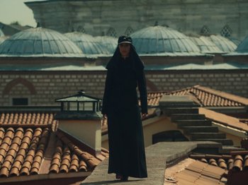 Movie still from “Marina Satti - Yiati Pouli M” (2022), directed by Alexis Gómez – Wide shot, Low angle
