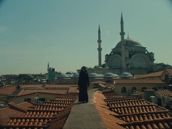 Movie still from “Marina Satti - Yiati Pouli M” (2022), directed by Alexis Gómez – Extreme Wide shot, Low angle