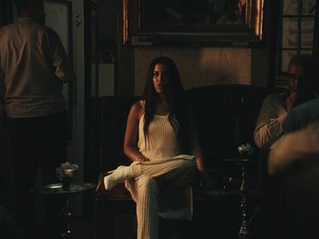 Movie still from “Marina Satti - Yiati Pouli M” (2022), directed by Alexis Gómez – Medium shot, Low angle