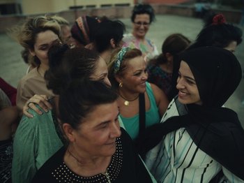 Movie still from “Marina Satti - Yiati Pouli M” (2022), directed by Alexis Gómez – Medium shot, High angle