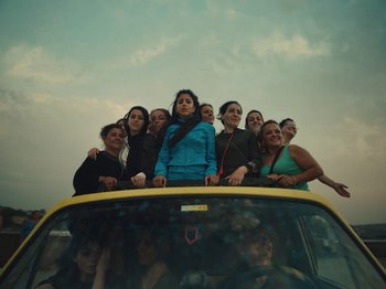 Movie still from “Marina Satti - Yiati Pouli M” (2022), directed by Alexis Gómez – Wide shot, Low angle