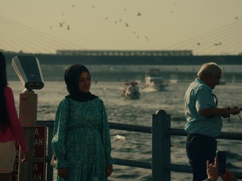 Movie still from “Marina Satti - Yiati Pouli M” (2022), directed by Alexis Gómez – Extreme Wide shot, Over the shoulder angle