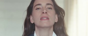 Movie still from “Haim - Lost Track” (2022), directed by Paul Thomas Anderson – Close Up shot, Low angle