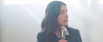 Movie still from “Haim - Lost Track” (2022), directed by Paul Thomas Anderson – Close Up shot, Low angle