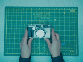 Movie still from “Stephan Moccio - Halston” (2022), directed by João Retorta – Extreme Close Up shot, Overhead angle