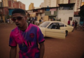 Movie still from “Nego Bala - Sonho” (2021), directed by Douglas Bernardt – Medium shot, Over the shoulder angle