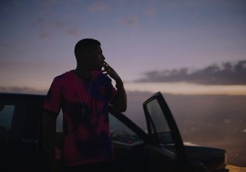 Movie still from “Nego Bala - Sonho” (2021), directed by Douglas Bernardt – Medium shot, Low angle